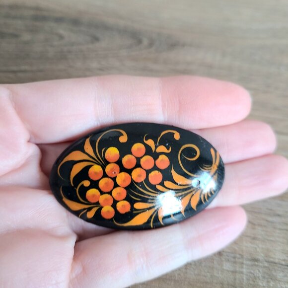 Hand painted wooden lacquered brooch with berries and leaves. - Picture 2 of 3